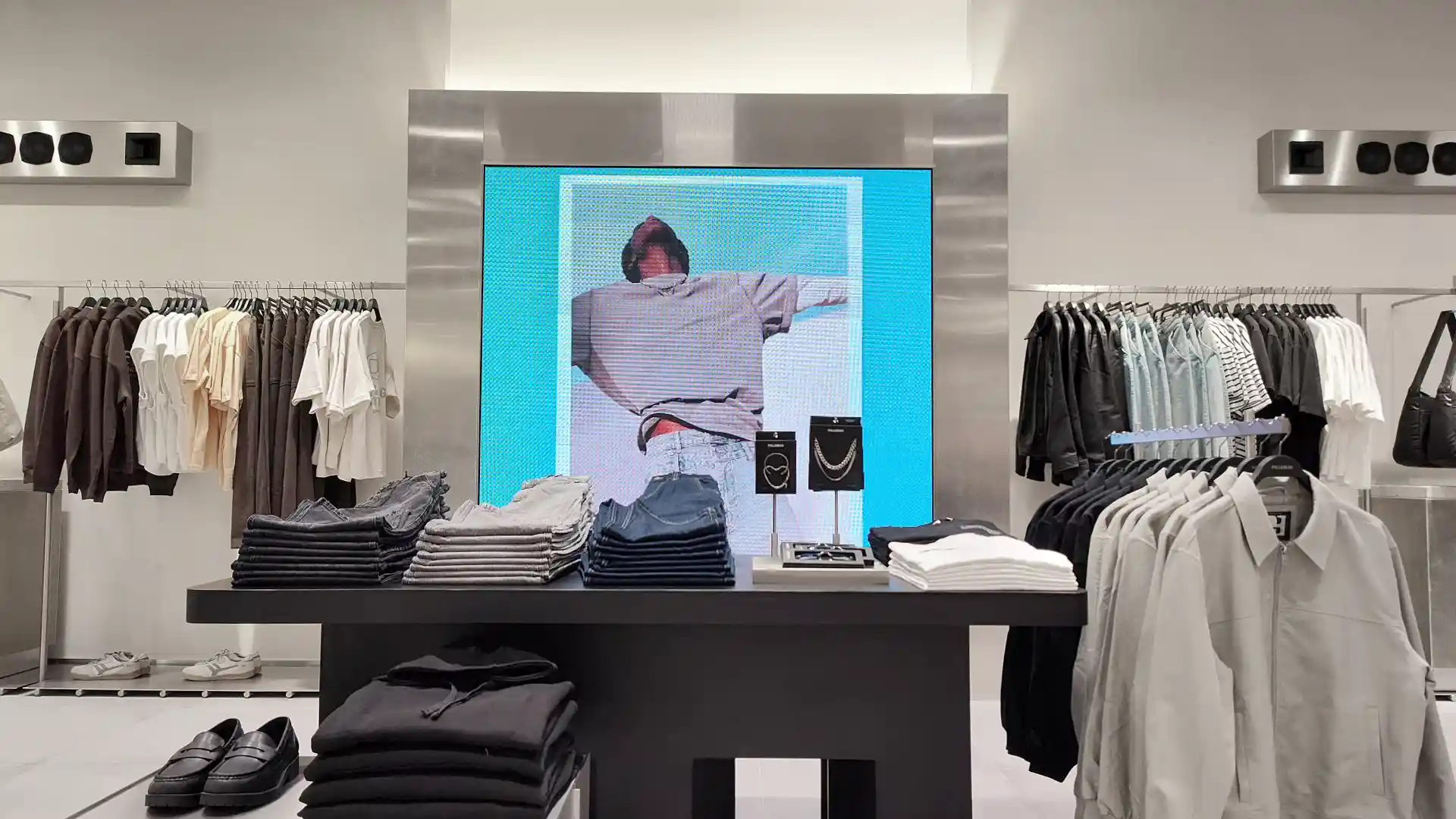 Immersive LED installation integrated into the architectural design of Pull&Bear Oxford Street.