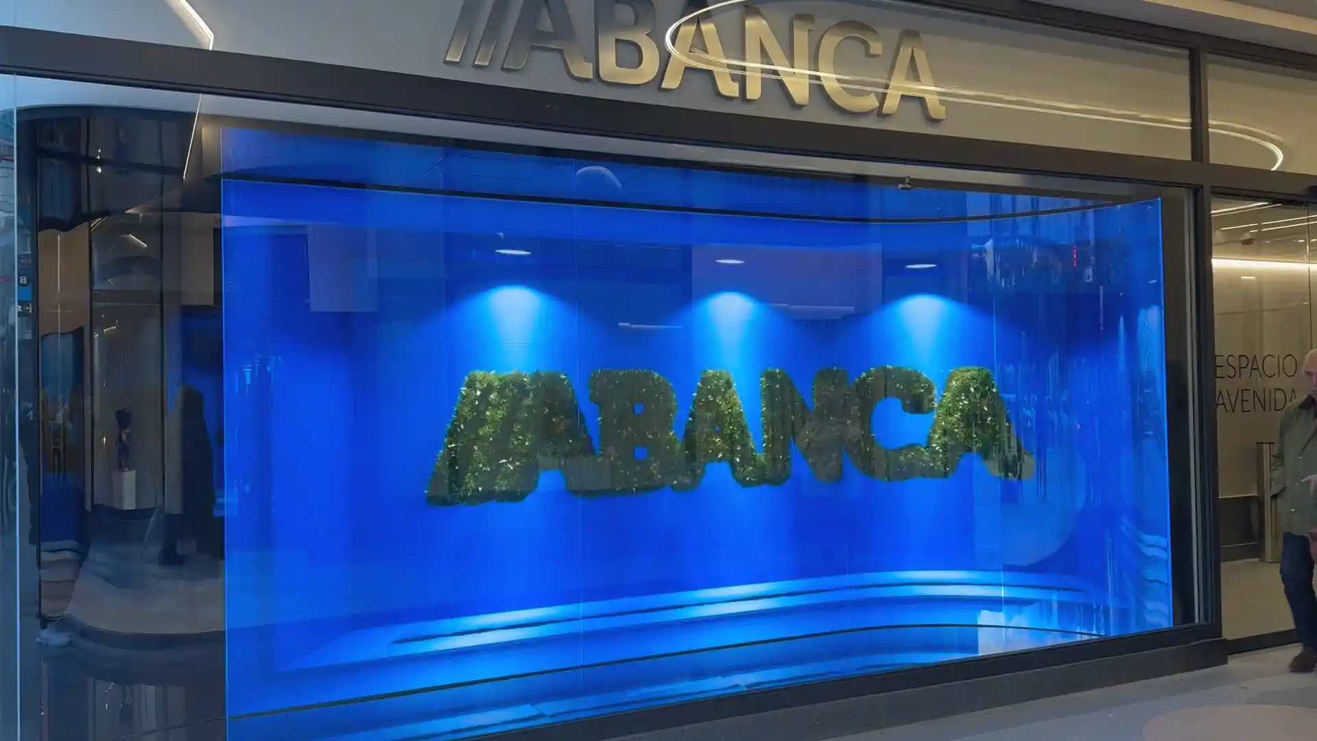 Cine Avenida LED façade reacting to visitor presence with interactive animations.