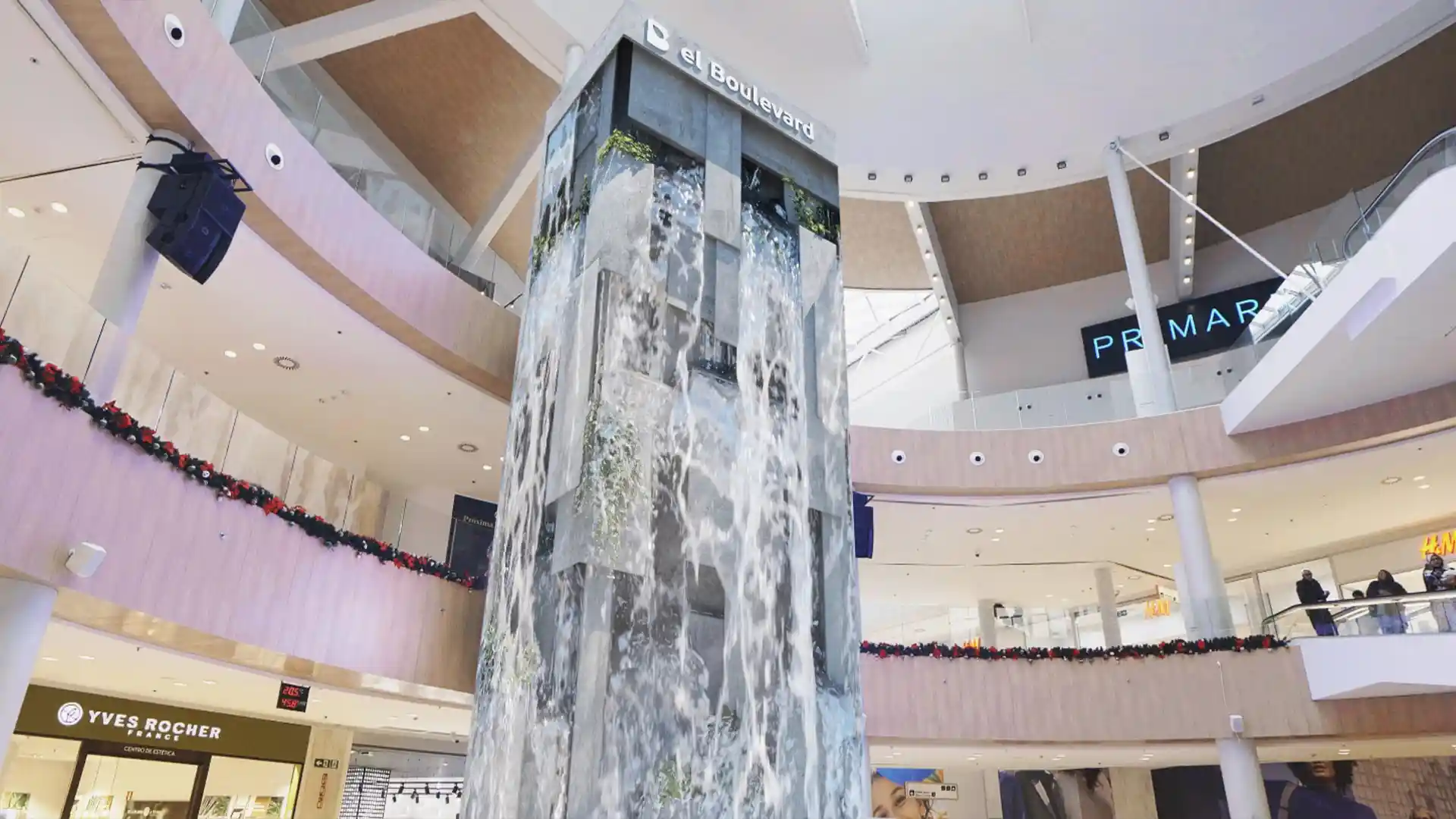 Augmented reality and immersive digital environment at El Boulevard shopping centre.