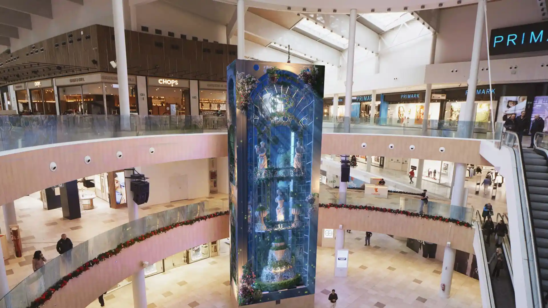 Immersive digital experience with 3D audiovisual content in the central plaza of El Boulevard shopping centre.