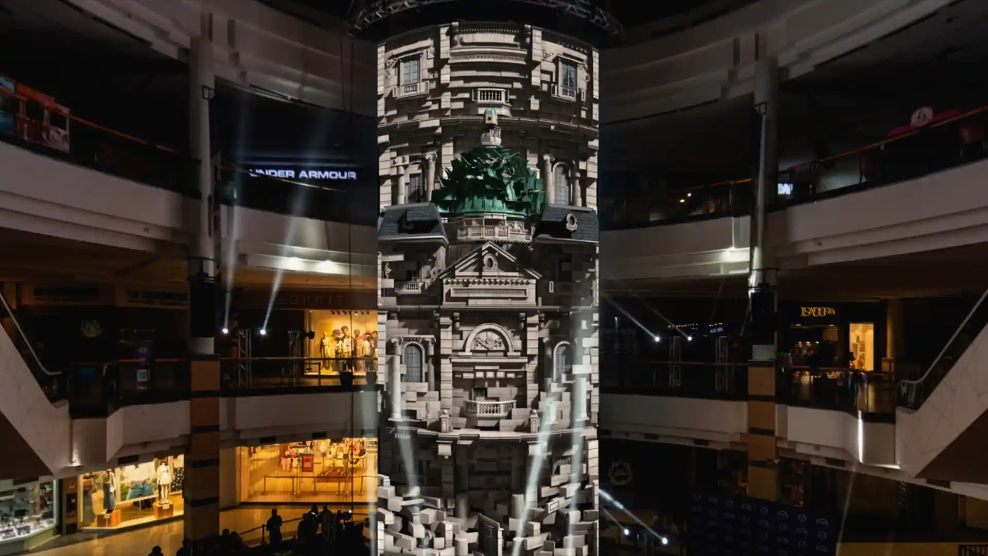 Pantalla LED curva de alta resolución que muestra imágenes envolventes en el interior del Florida Center.