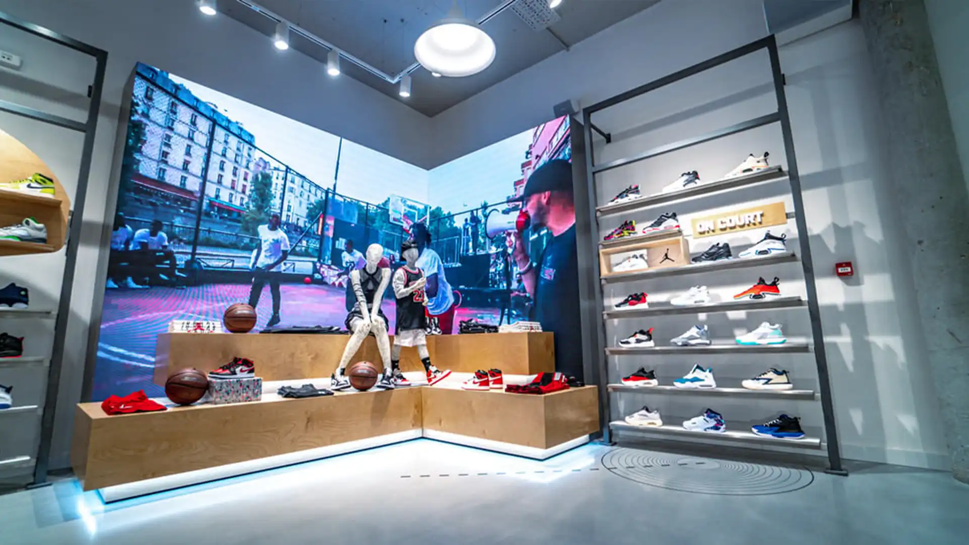 Corner LED screen at Foot Locker Paris displaying dynamic branded content and enhancing the in-store immersive retail experience.