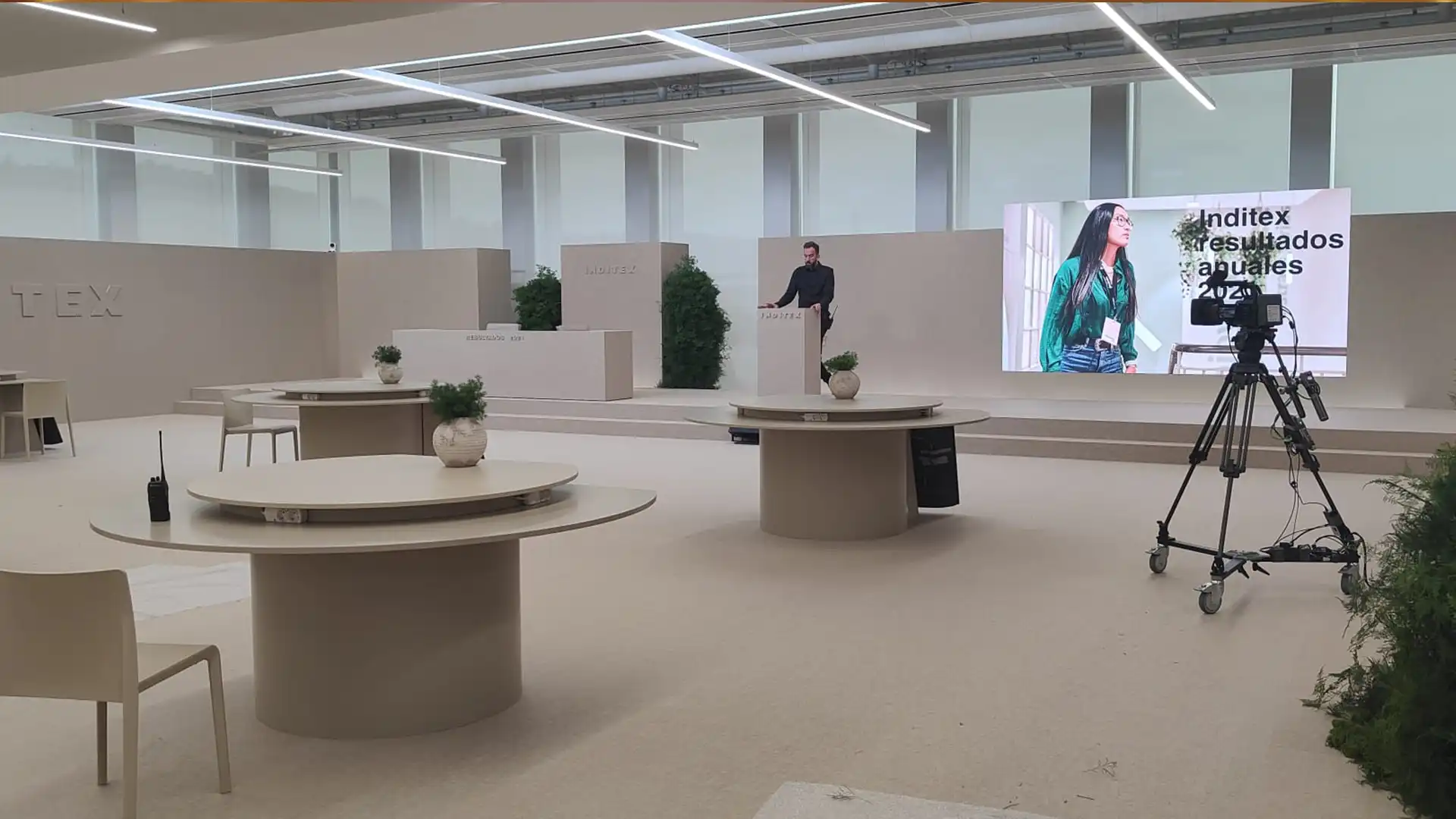Immersive creativity room at Inditex HQ featuring curved projections and interactive lighting.