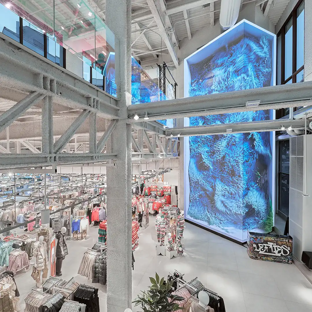 Anamorphic LED installation at Lefties E-White Concept Store delivering high-impact visual content.