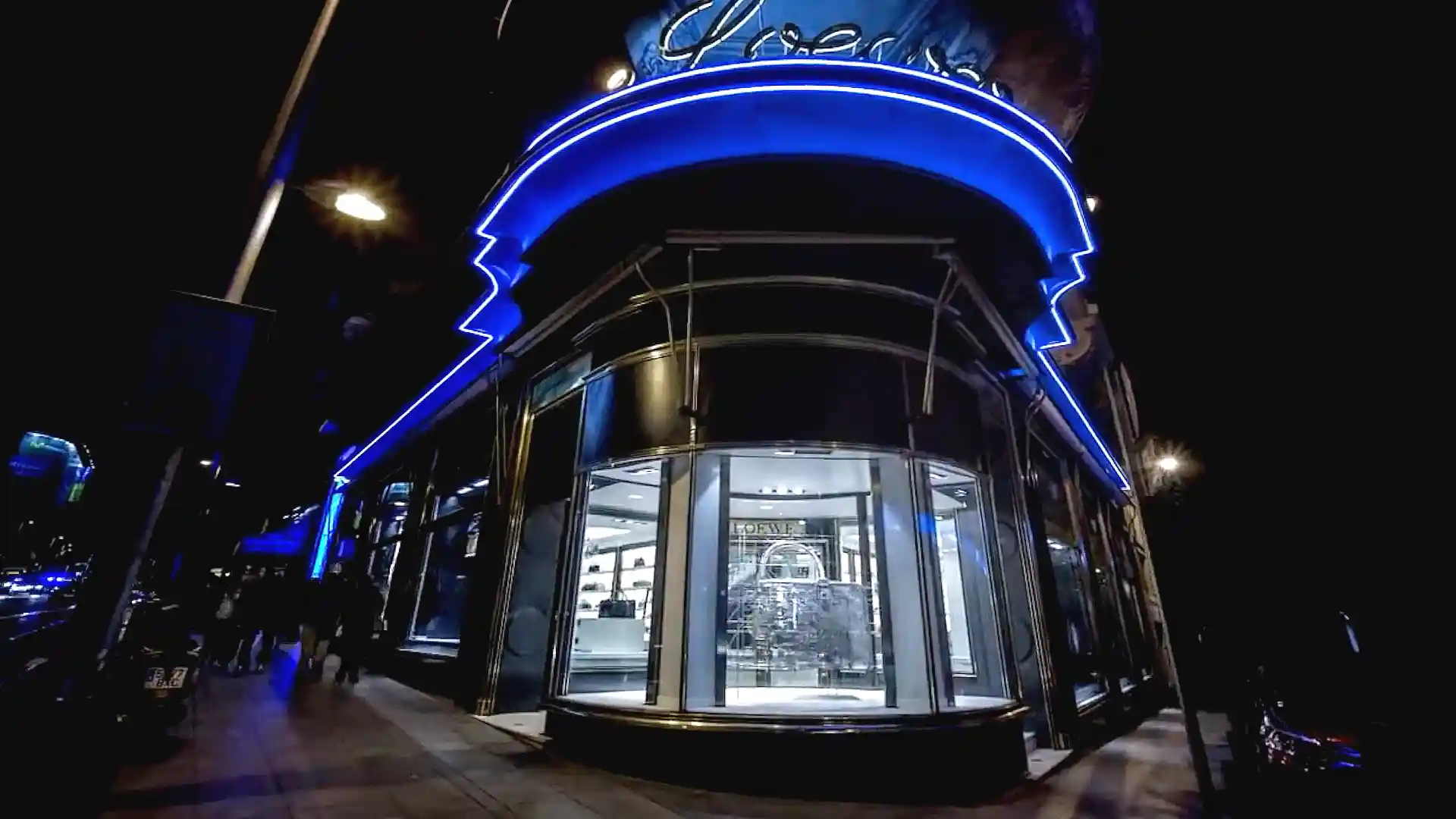 Solución de iluminación a medida que acentúa los detalles arquitectónicos del interior de la LOEWE Gallery