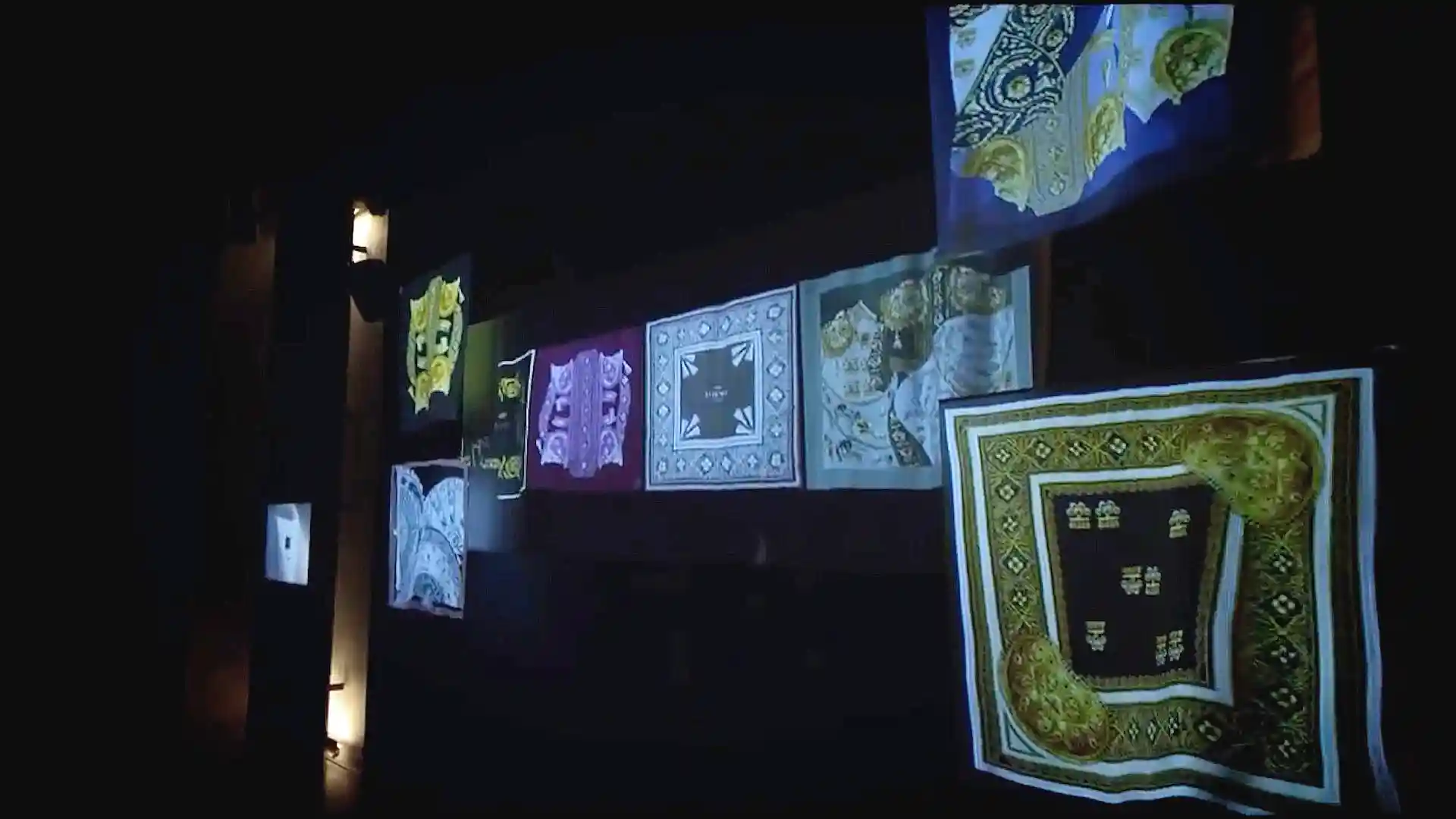 Proyección visual personalizada que destaca la artesanía de LOEWE y la narrativa de la marca.