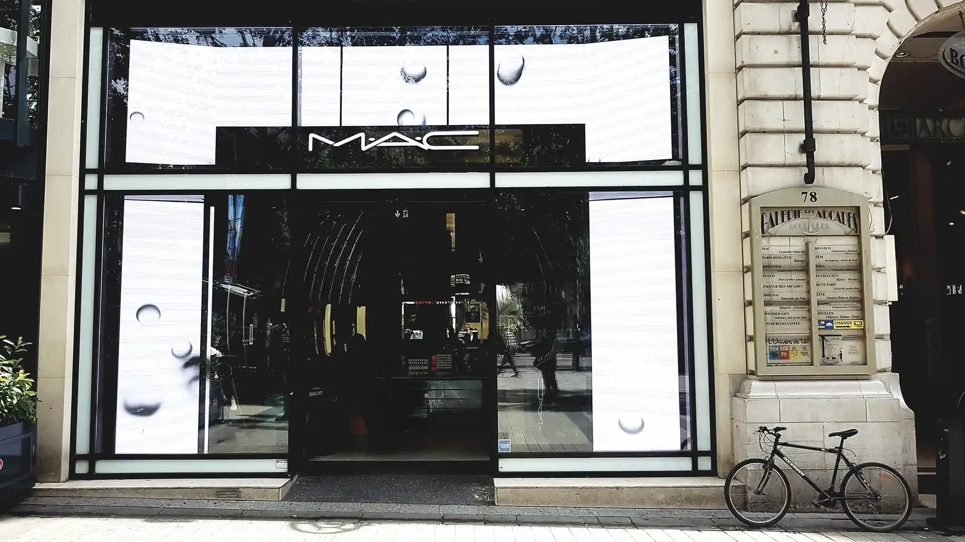 Imágenes de la campaña digital mostradas en el marco LED y las pantallas interiores de la tienda insignia de MAC Cosmetics en París.