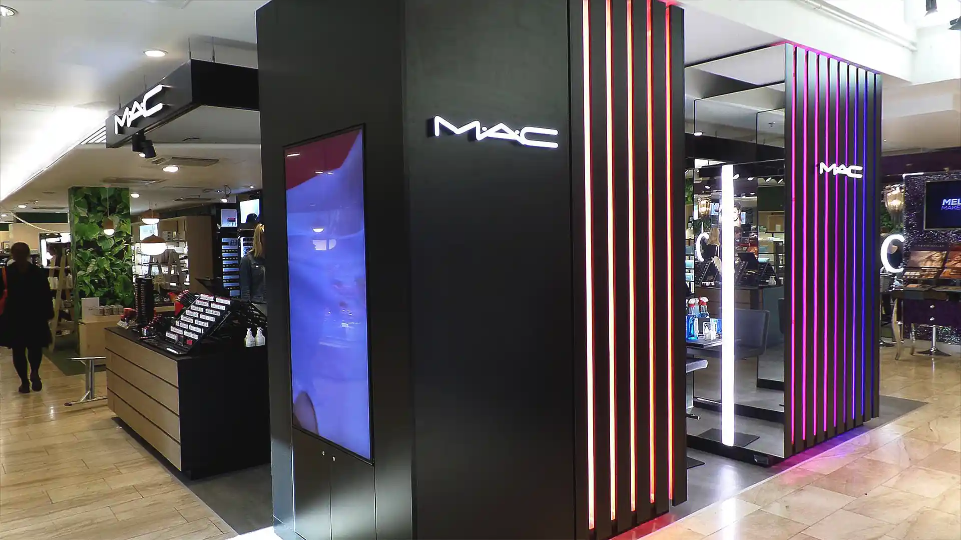 Estación de maquillaje interactiva que ofrece pruebas personalizadas de productos en MAC Cosmetics París.