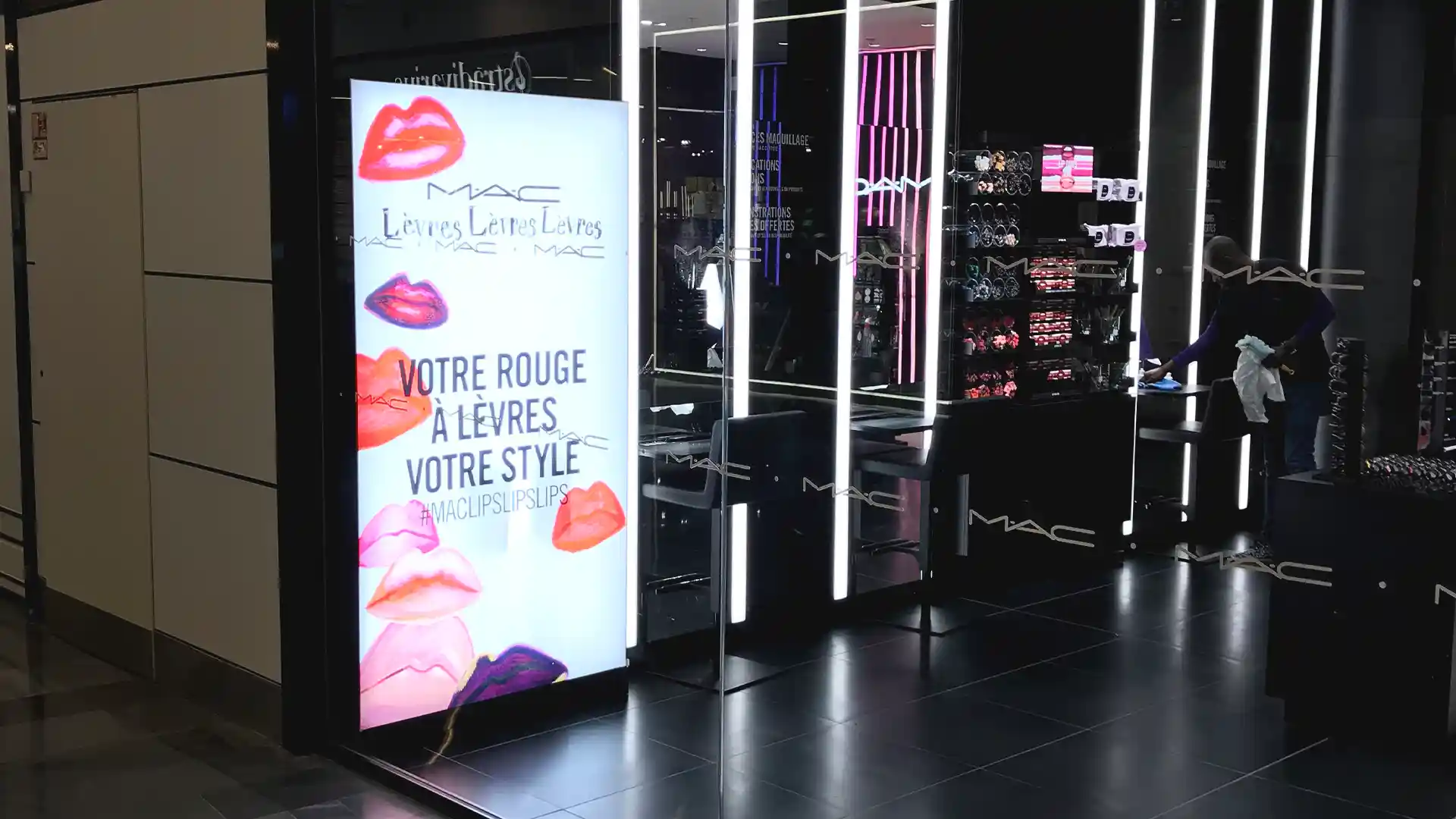 Instalación LED interior en MAC Cosmetics París que mejora la narrativa visual de la marca.