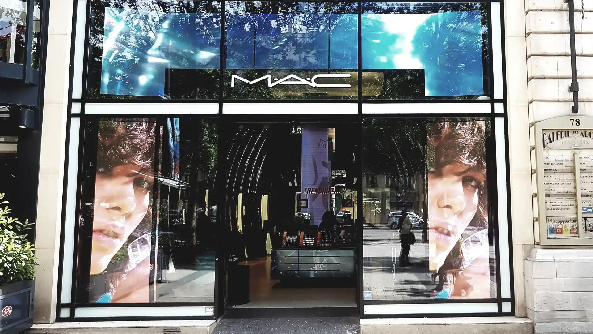 Marco LED de gran formato en MAC Cosmetics París para crear una entrada a la tienda impactante y envolvente.