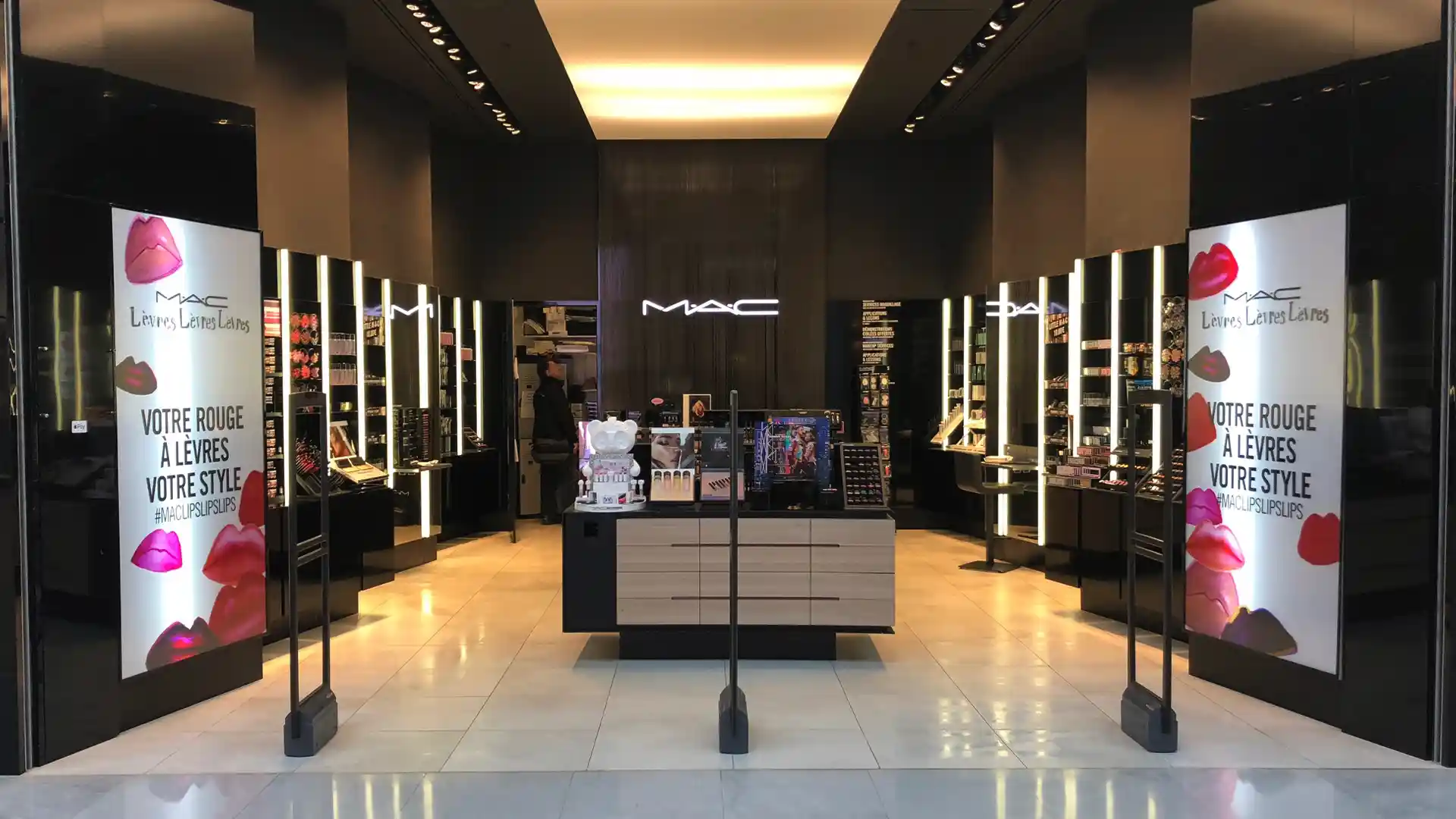 Estación de maquillaje interactiva que proporciona una experiencia de belleza digital personalizada en MAC Cosmetics París.