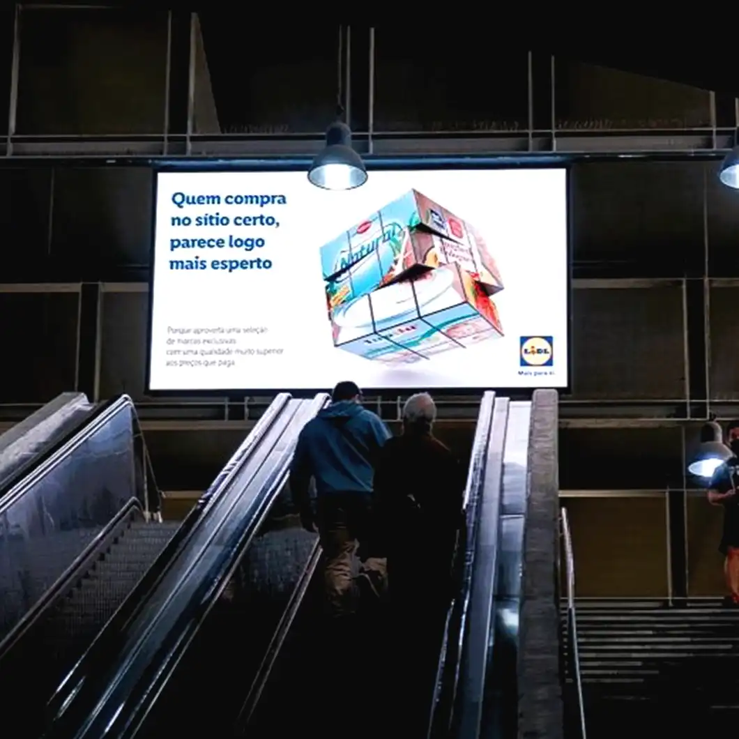 Pared publicitaria digital LED en el Metro de Lisboa con contenido visual sincronizado.