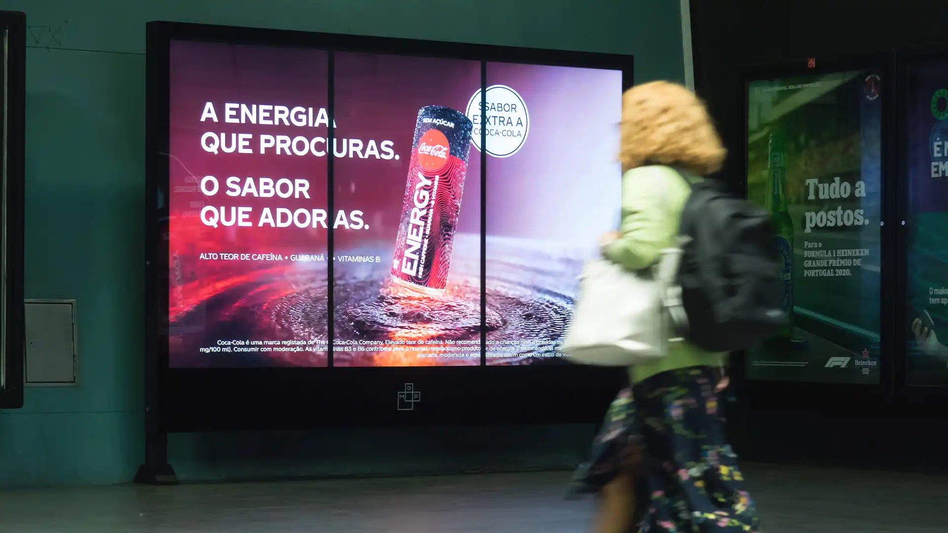 Pantalla LED digital integrada en la estación de metro de Lisboa por TRISON para MOP, que muestra contenidos publicitarios de gran impacto.
