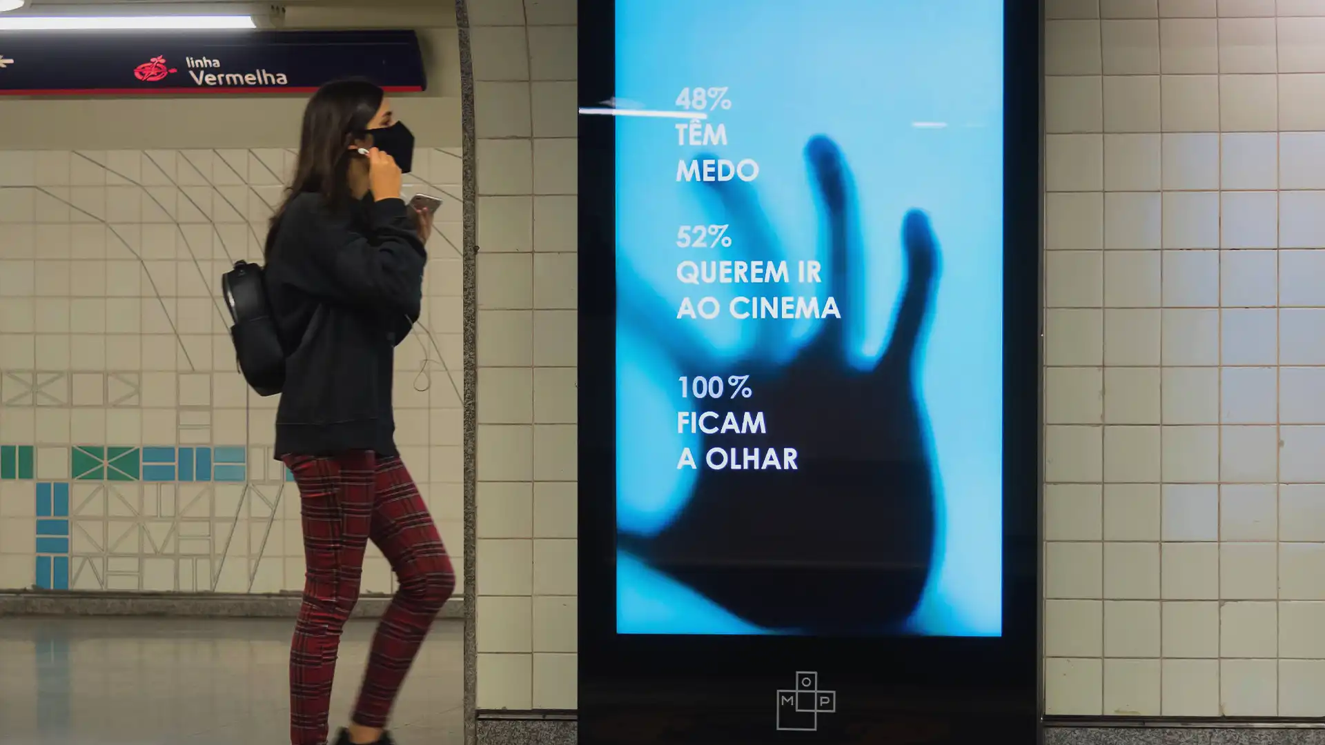 Pantalla LED de gran formato instalada por TRISON en el Metro de Lisboa, que proporciona contenidos digitales vibrantes y de gran visibilidad.