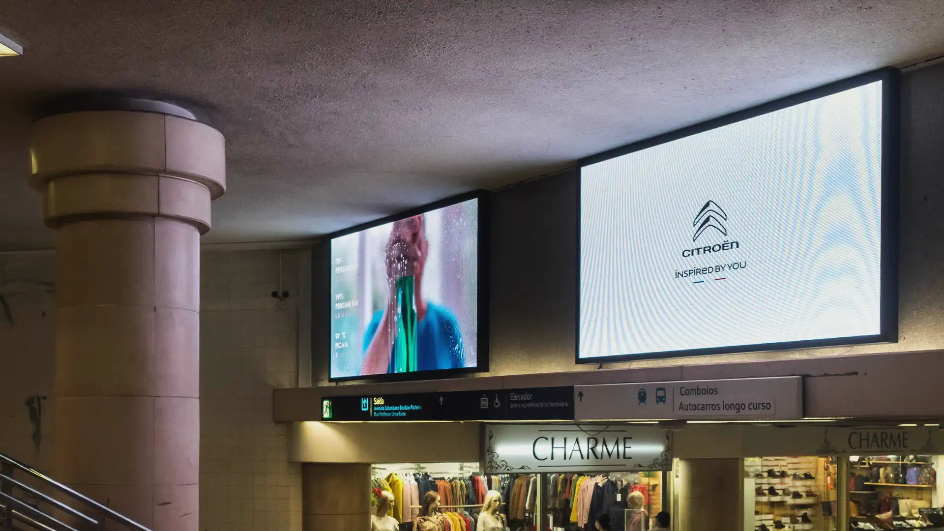 Tótem digital interactivo MUPI en la estación de metro de Lisboa utilizado para publicidad e información en tiempo real.