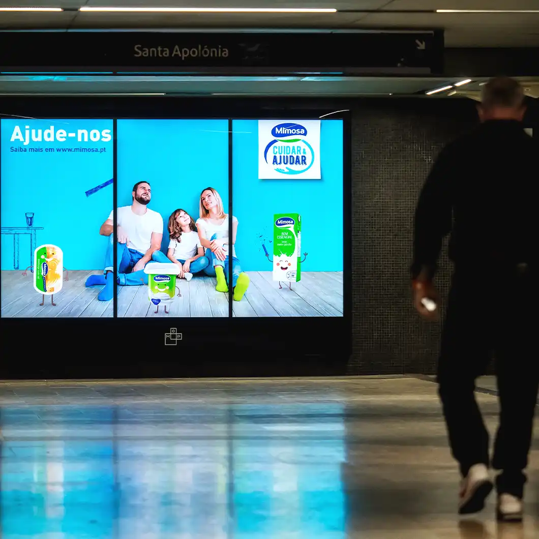 Técnicos alineando paneles LED para el proyecto de señalización digital del Metro de Lisboa.