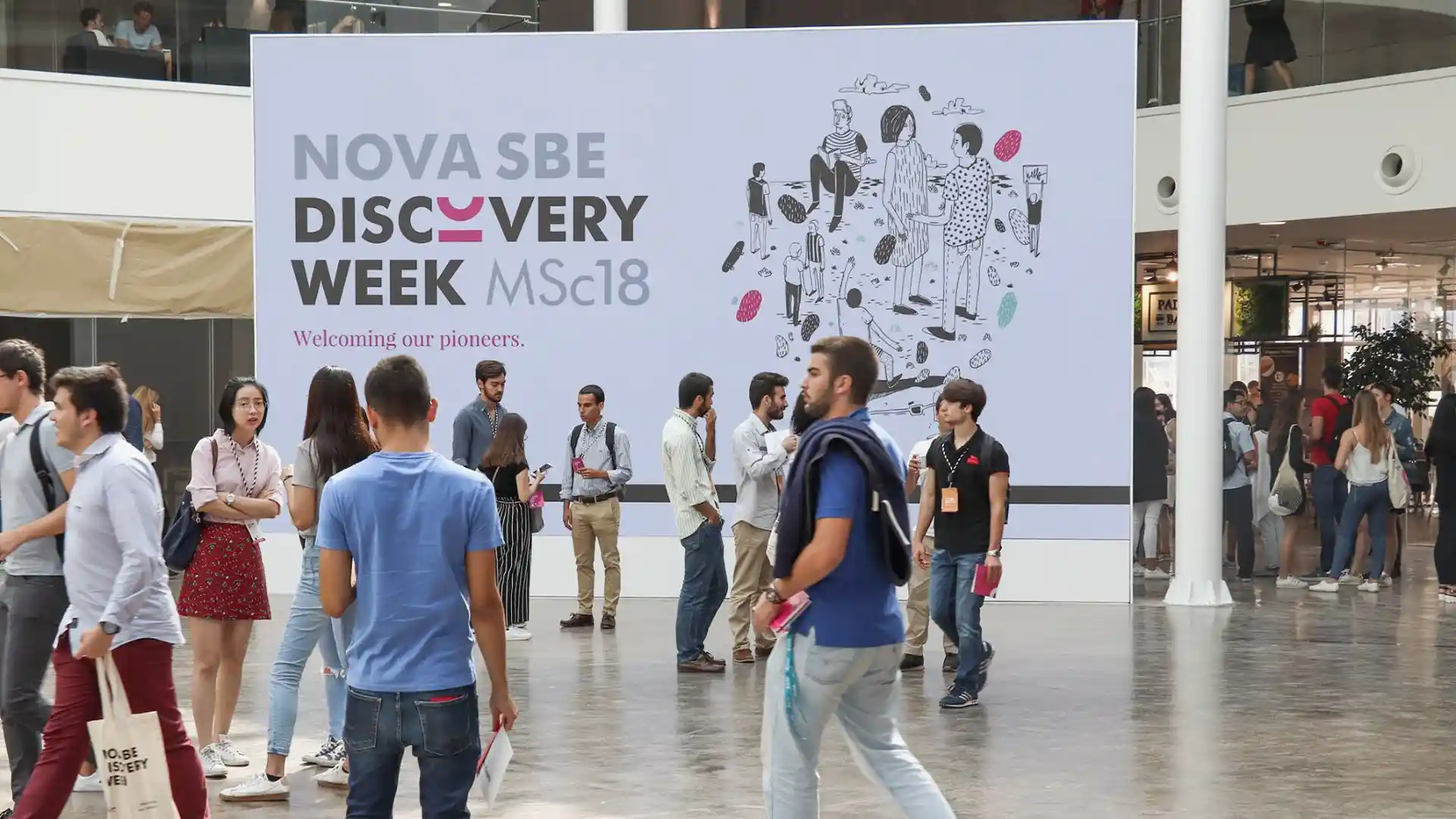 Projection-based lecture hall at Nova SBE designed for academic presentations and teaching.