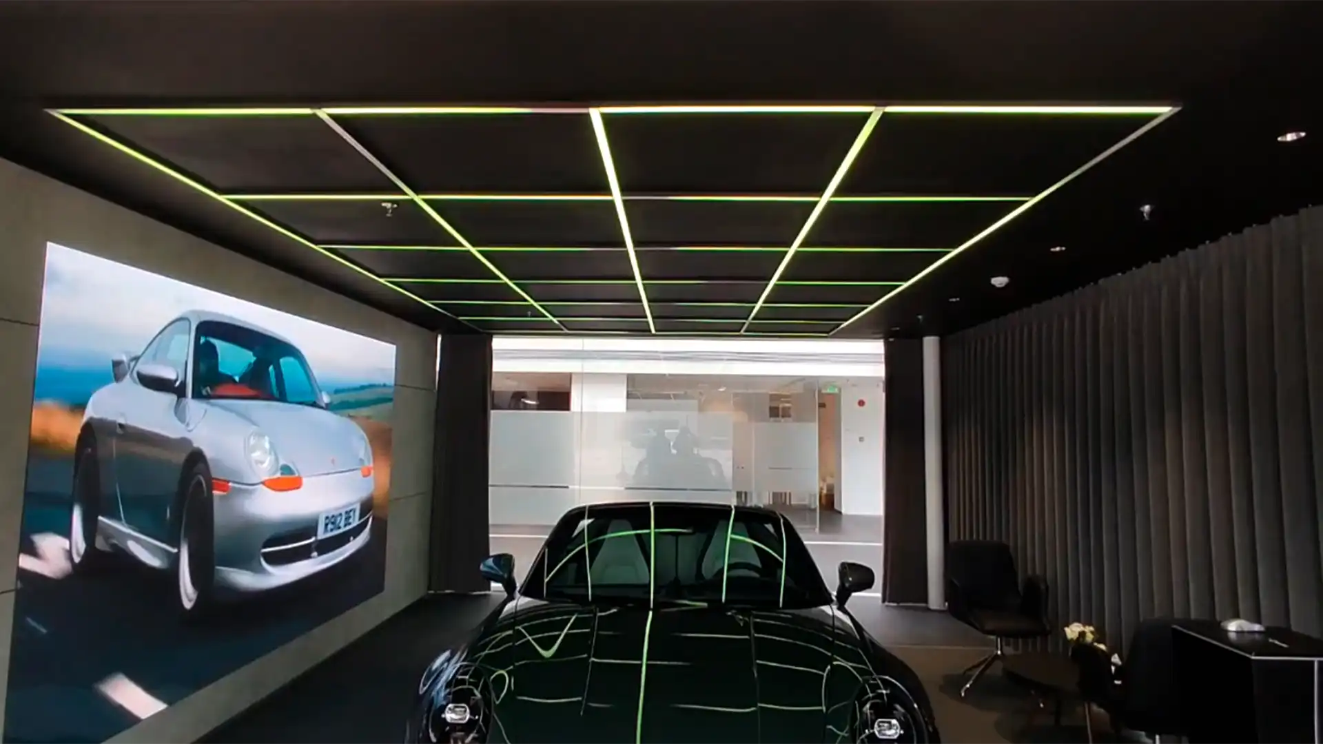 Efectos de iluminación durante una experiencia inmersiva de entrega de vehículos en el concesionario Porsche de Shanghai, por TRISON.
