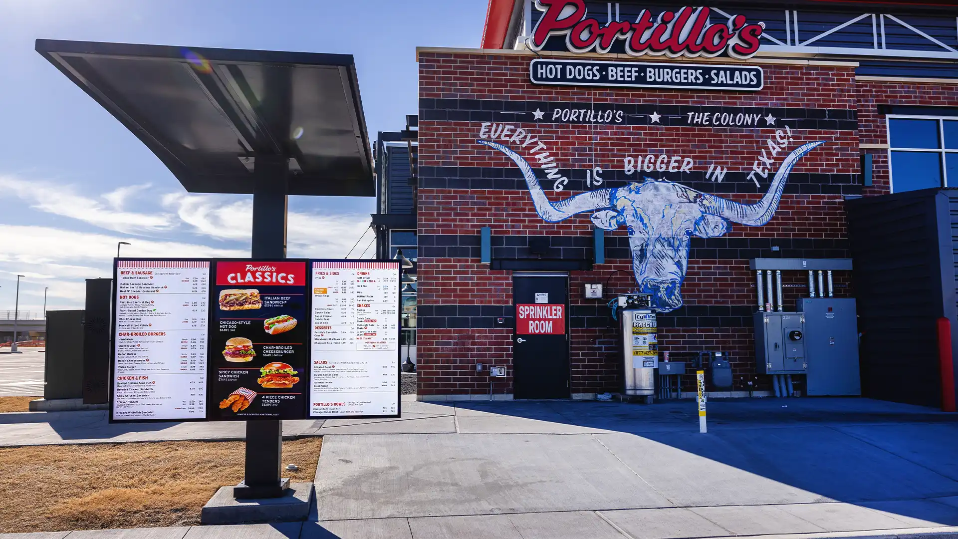 Vista interior de un restaurante Portillo's con pantallas de menú digitales dinámicas de TRISON North America.