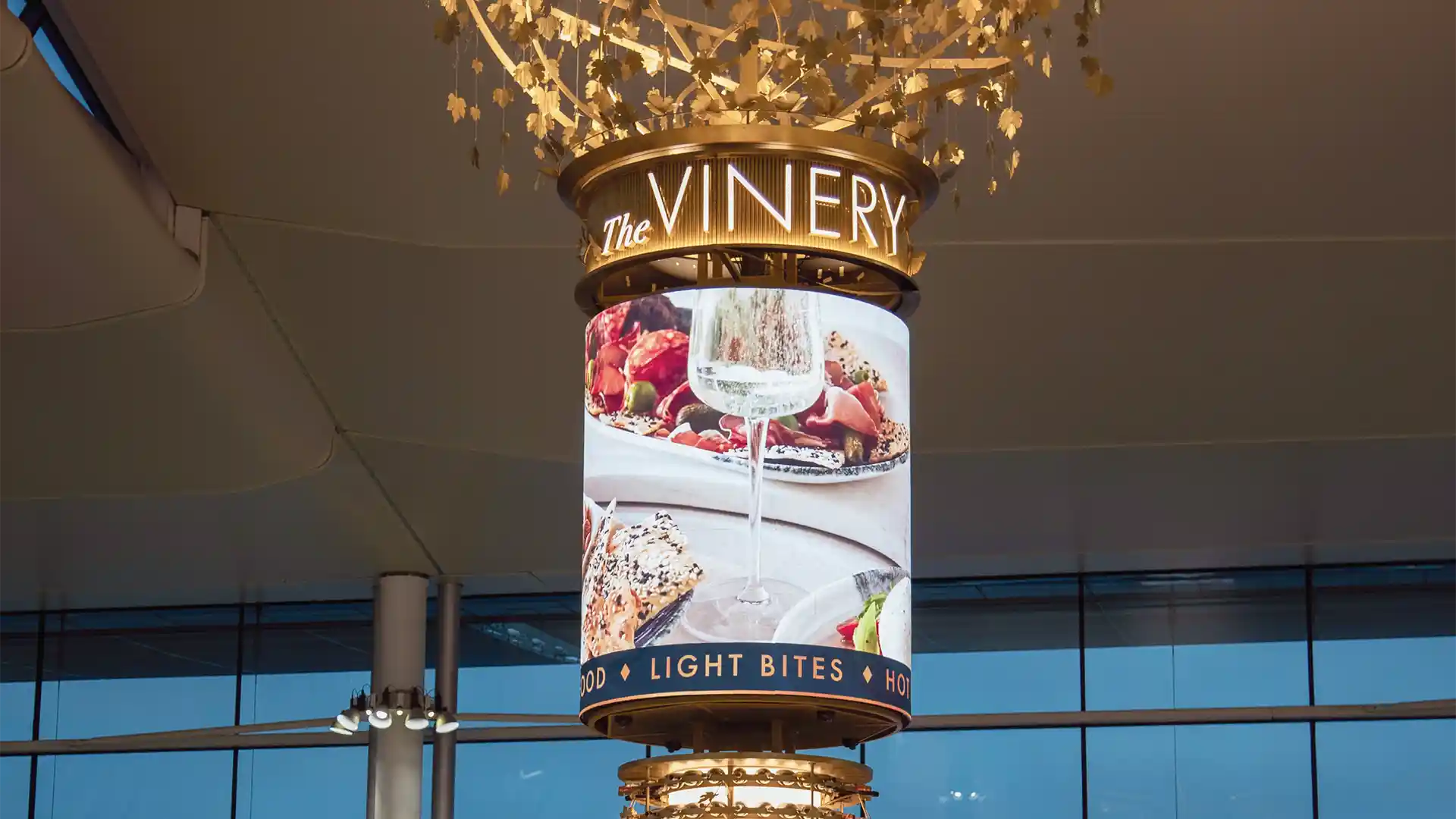 Columna LED de 360 grados sobre el bar central de The Vinery, que muestra contenido digital inmersivo inspirado en los viñedos ingleses.
