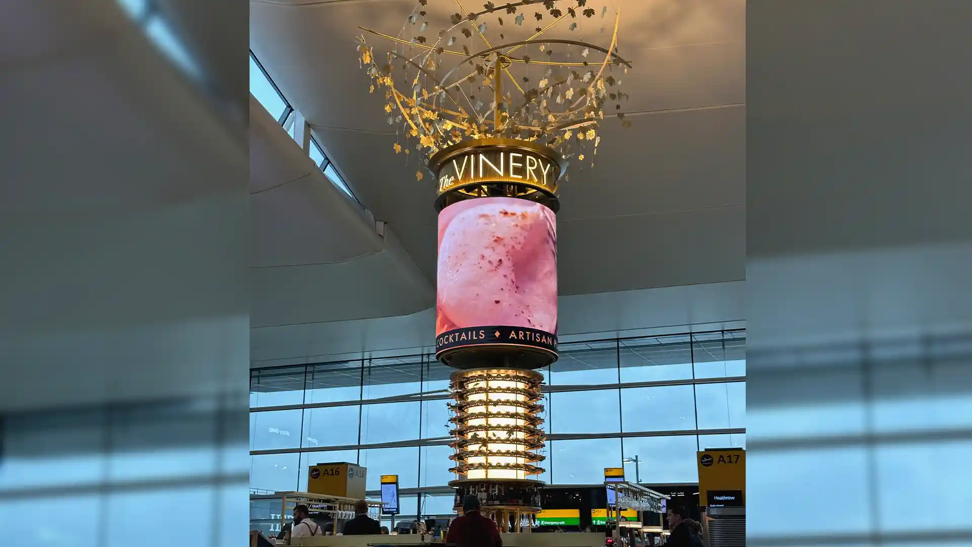 Primer plano de los gráficos en movimiento personalizados creados por TRISON para un bucle de 360° sin fisuras en el lienzo cilíndrico LED.