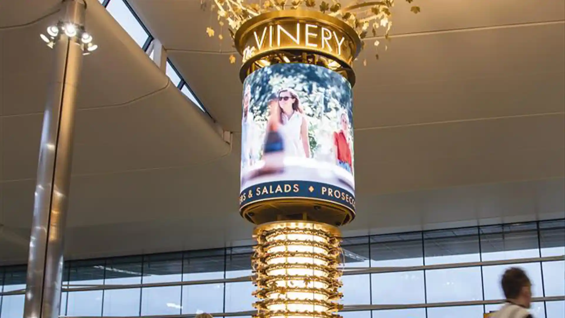 Vista arquitectónica de la instalación LED central de 360° que muestra la complejidad de integrar una pantalla cilíndrica sin juntas sobre la zona del bar.