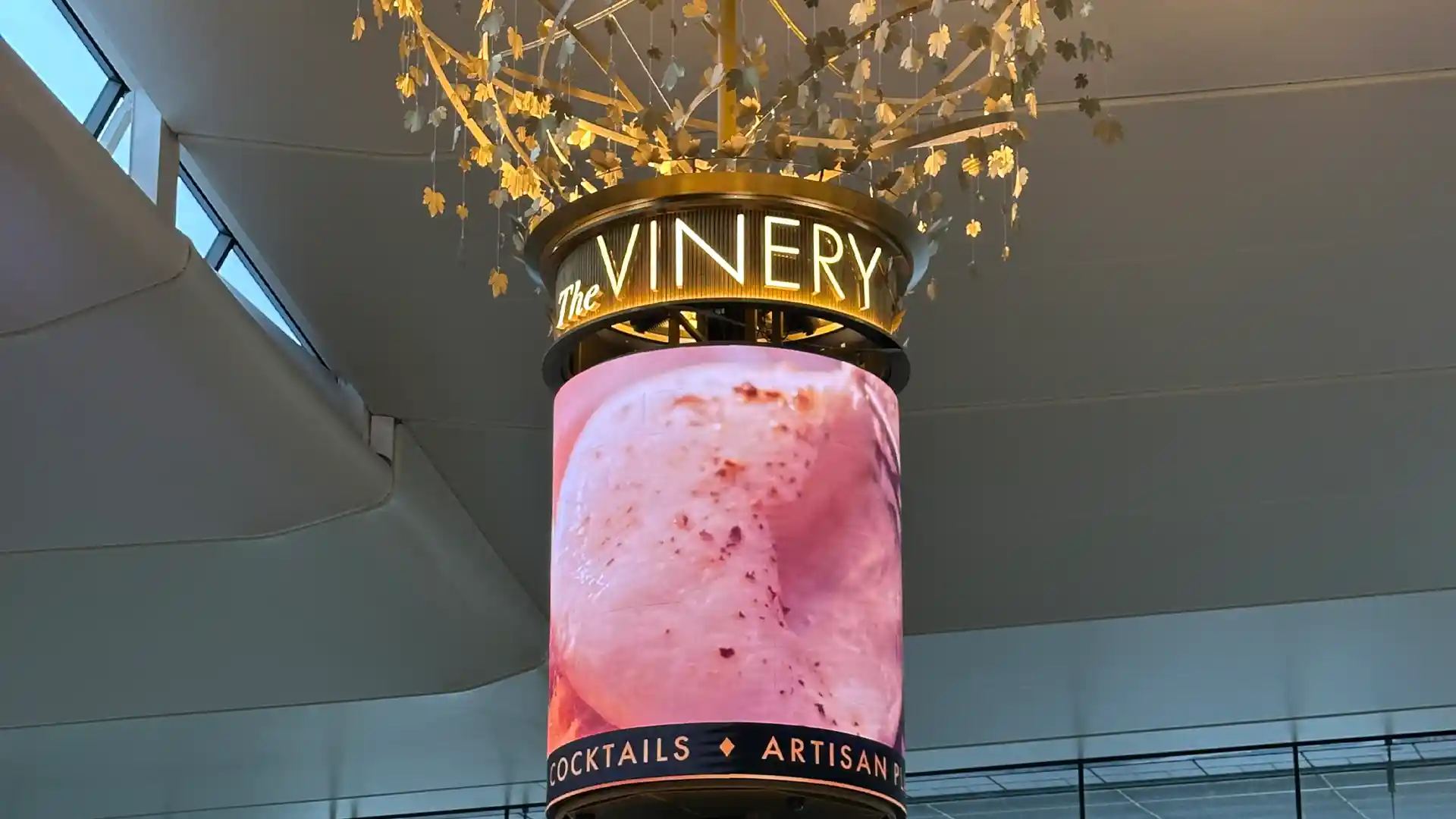 En la columna LED de 360° se muestra contenido cinematográfico inspirado en los viñedos, que realza el ambiente premium del bar.